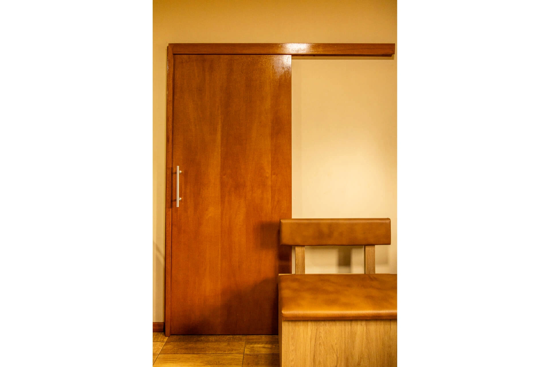 Porta de correr em madeira maciça instalada em ambiente interno residencial