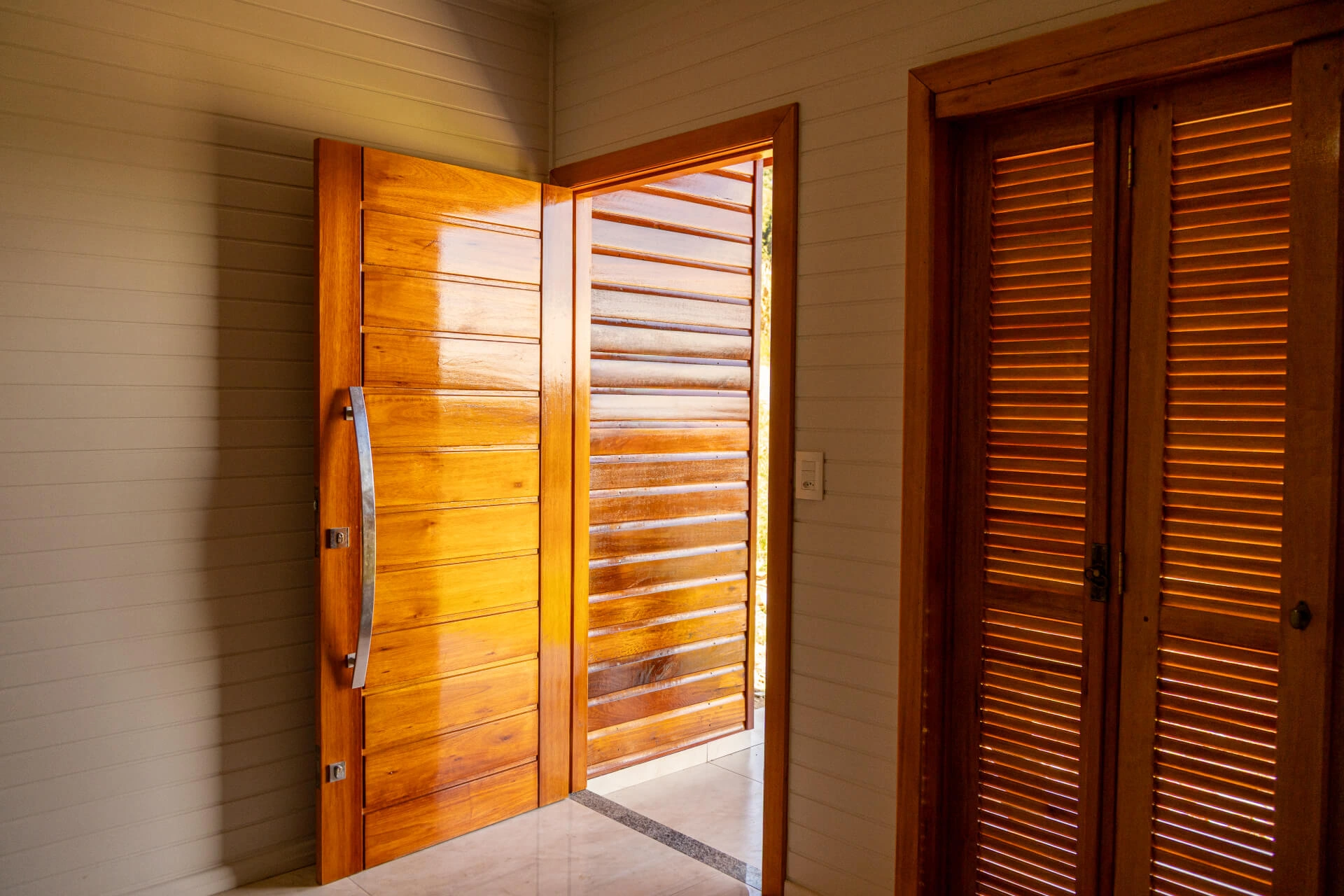 Porta residencial em madeira com acabamento de alta qualidade